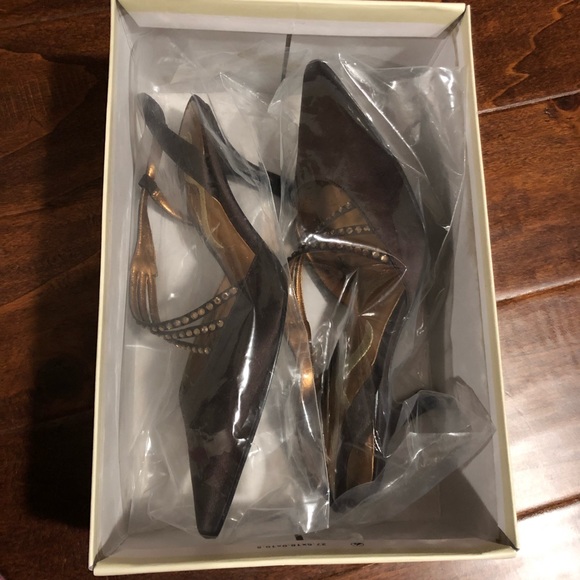 Liz Claiborne.  Size 6. Brown satin heels - Picture 7 of 7